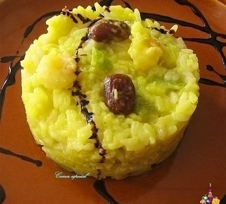 Arroz con verduras, gambas y pasas
