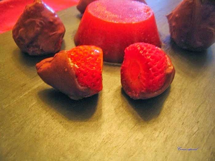 Gelatina natural de fresas acompañadas de fresas con chocolate